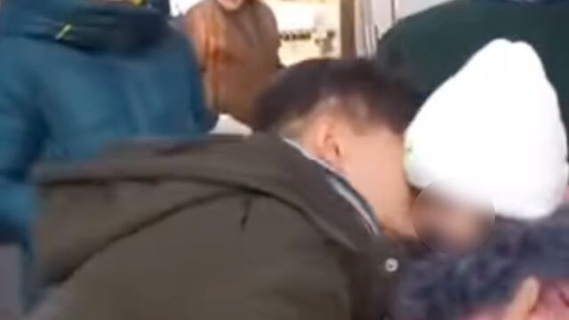 Padre se despide de su hija por la guerra