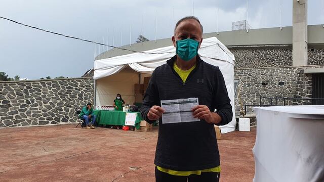 Ciro Gómez Leyva cuando recibió su segunda dosis de la vacuna contra el Covid-19.