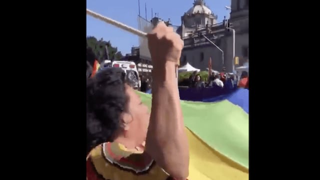 Mujer confunde bandera del orgullo gay con bandera de Bolivia