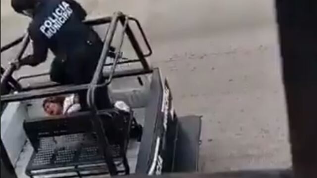 Policías golpean a mujer en Tabasco