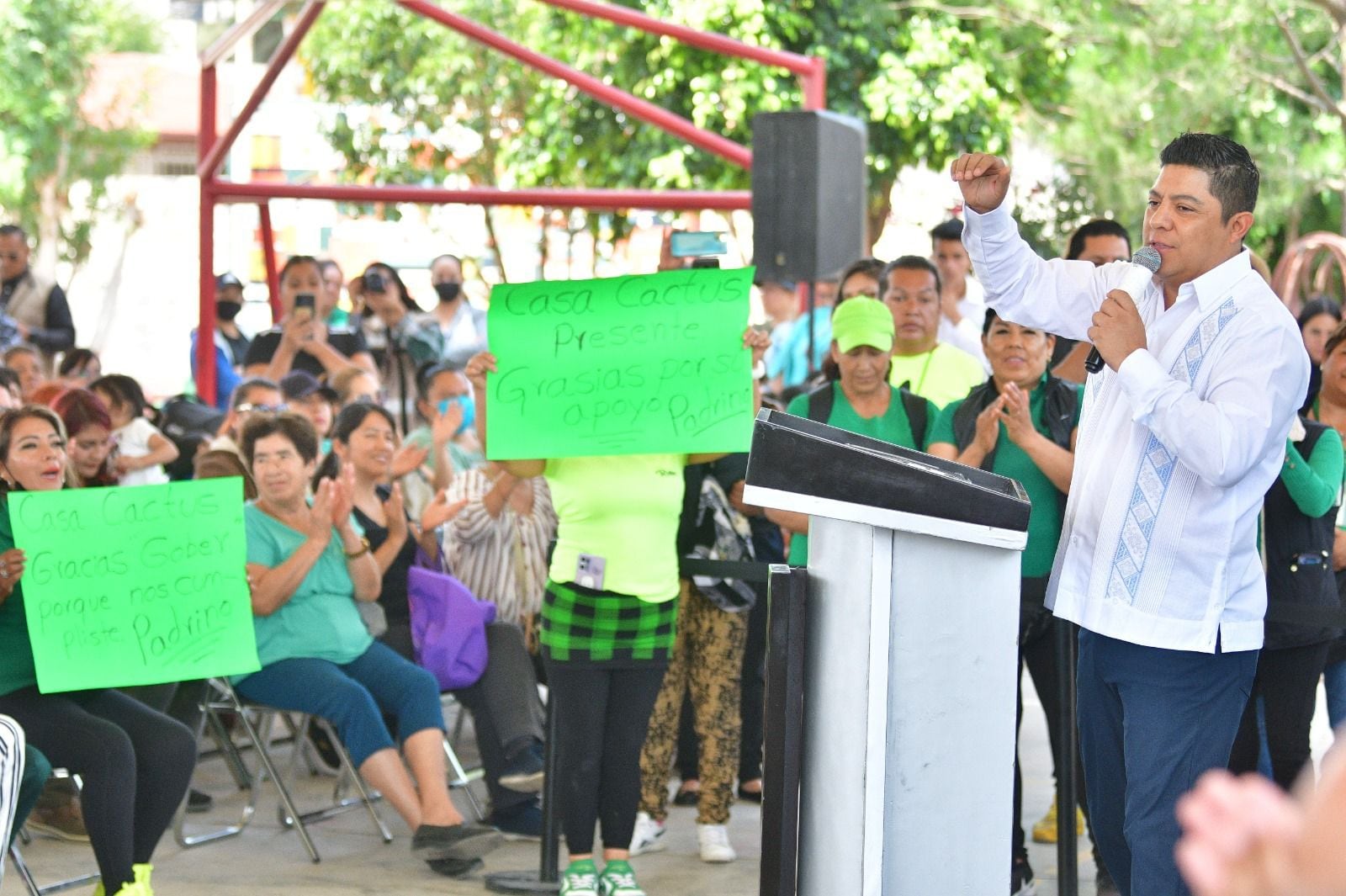 Entre aplausos y carteles, padres de familia apoyan a Ricardo Gallardo