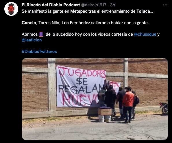 Fans dejaron un par de mantas a los jugadores del Deportivo Toluca