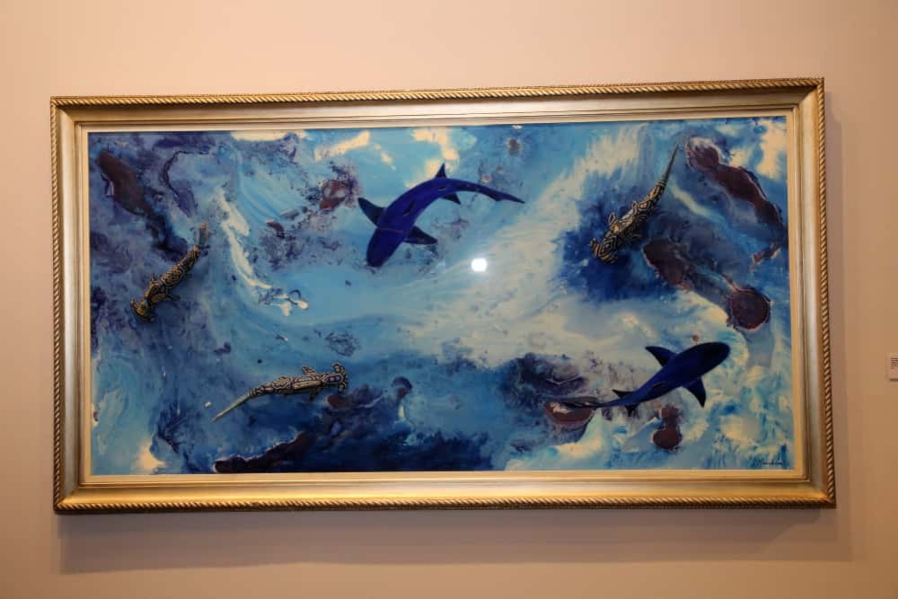 "El Murmullo de los Océanos" de César Menchaca, instalada en la Galería del Palacio Municipal de Puebla, extiende su permanencia.