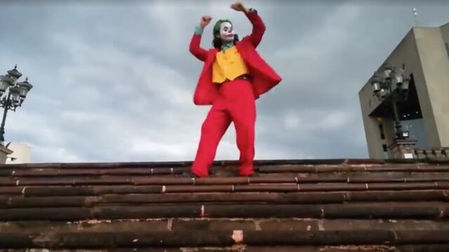 Imita baile del Joker en la Macro Plaza de Monterrey