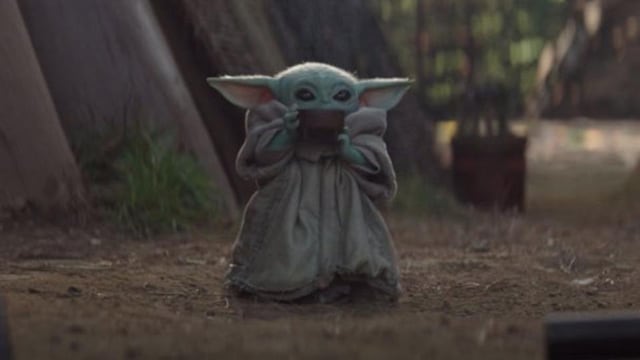 Yoda Bebé tomando sopa