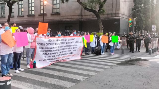 Personal médico de Guerrero bloquea Pino Suárez y Venustiano Carranza en el Centro Histórico de la CDMX