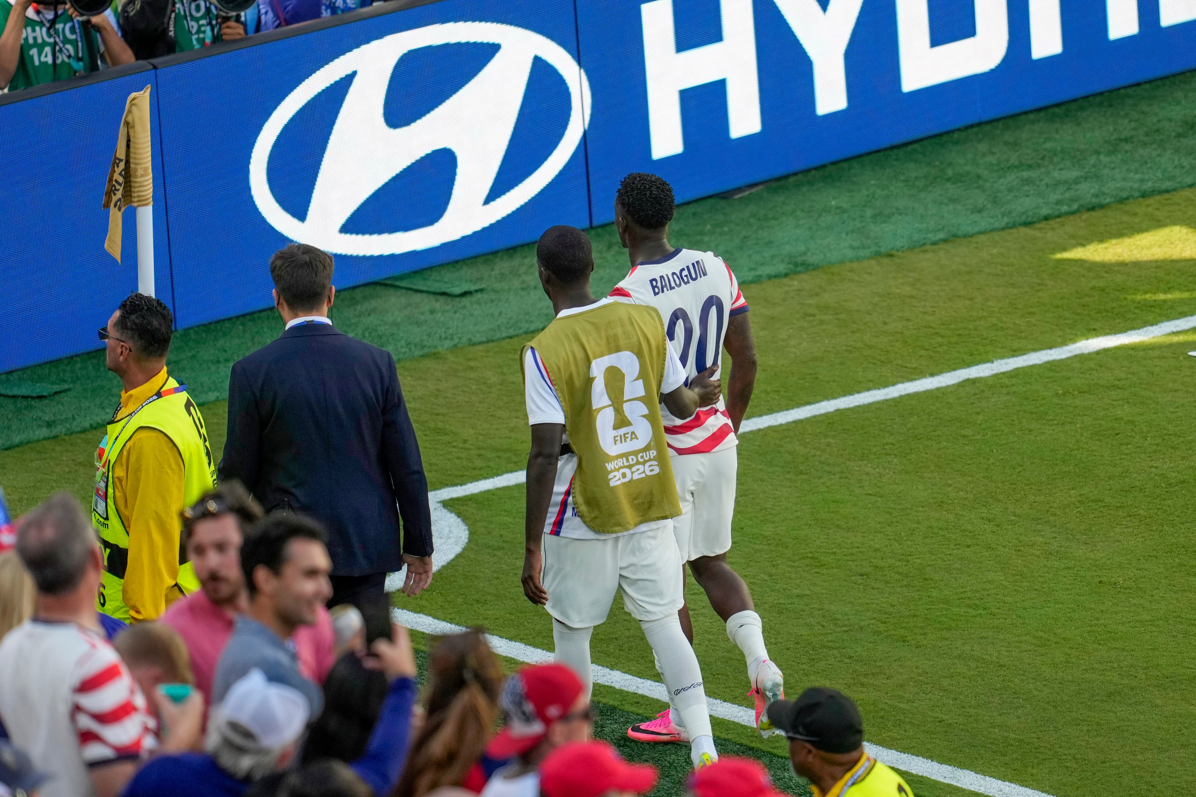 Bélgica explota contra la FIFA por revocar tarjeta roja a Folarin Balogun.
