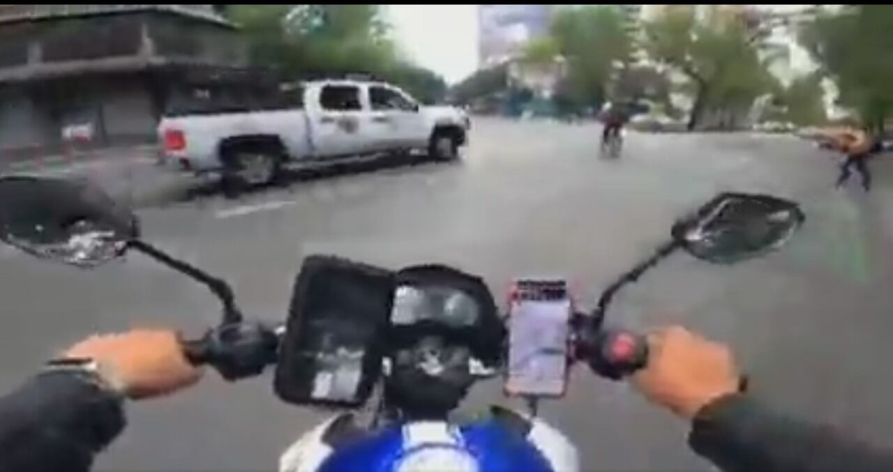 VIDEO: Camioneta atropella a ciclista en CDMX y se da a la fuga; circulaba a exceso de velocidad