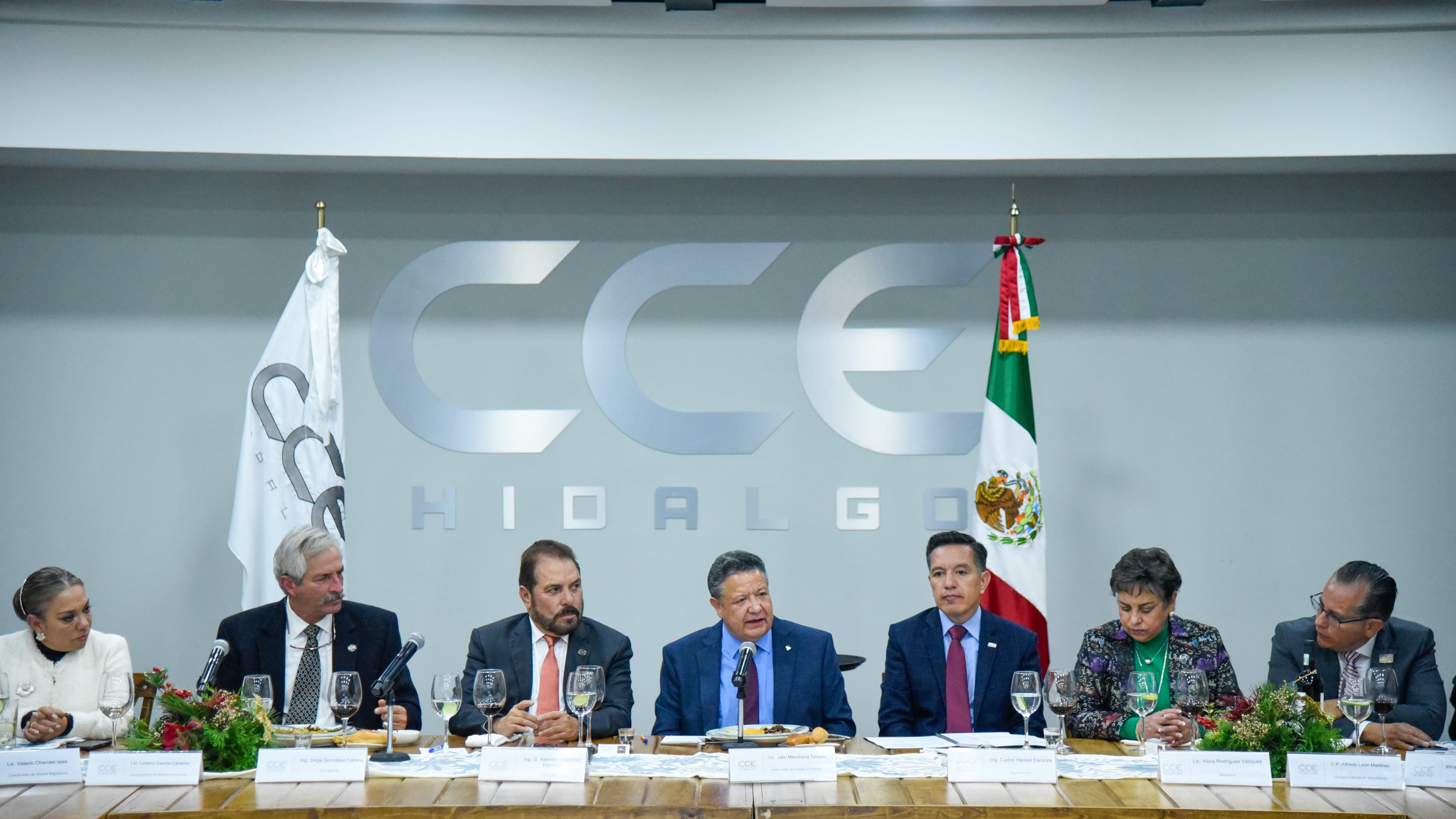 Julio Menchaca es reconocido por empresarios de Hidalgo