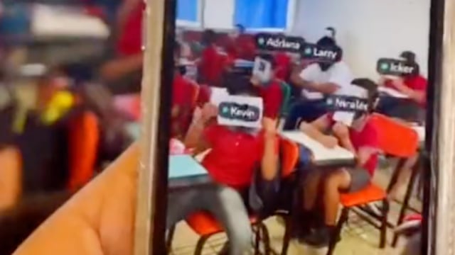 Maestra toma asistencia con código QR
