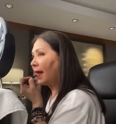 Ana Gabriel regaña a trabajadora en transmisión en vivo.