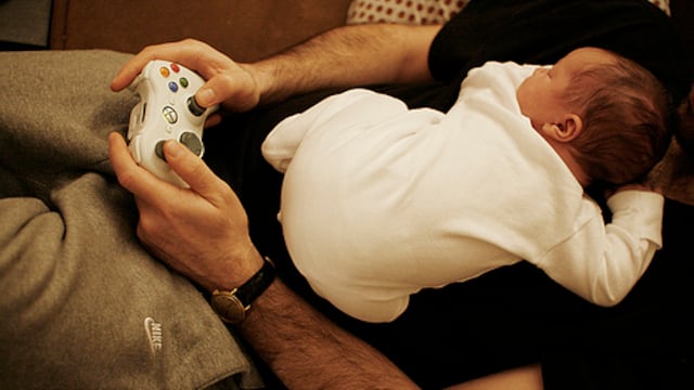 Bebé con control de Xbox