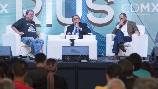 Cuauhtémoc Cárdenas (centro). Reproches al PRD.