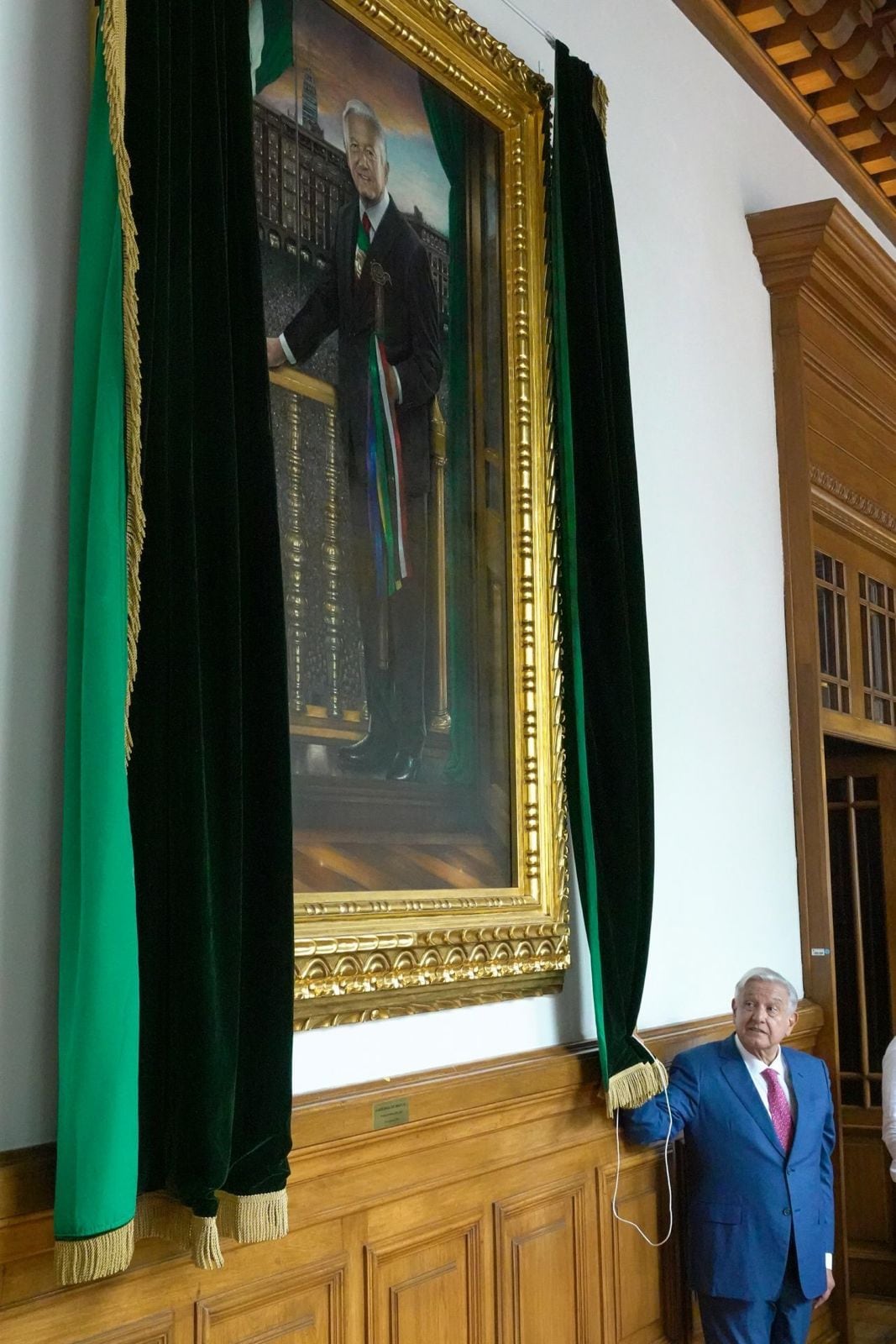AMLO revela su retrato como presidente de México