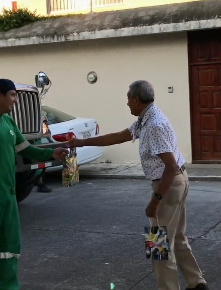 Adulto mayor da regalos de Navidad a recolectores de basura