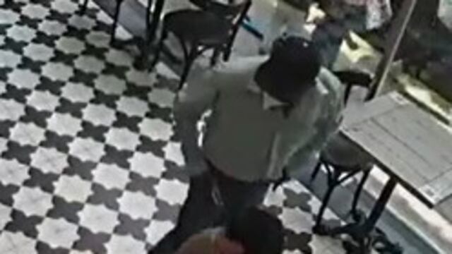 En segundos y a punta de pistola asaltan a comensal de restaurante en Polanco