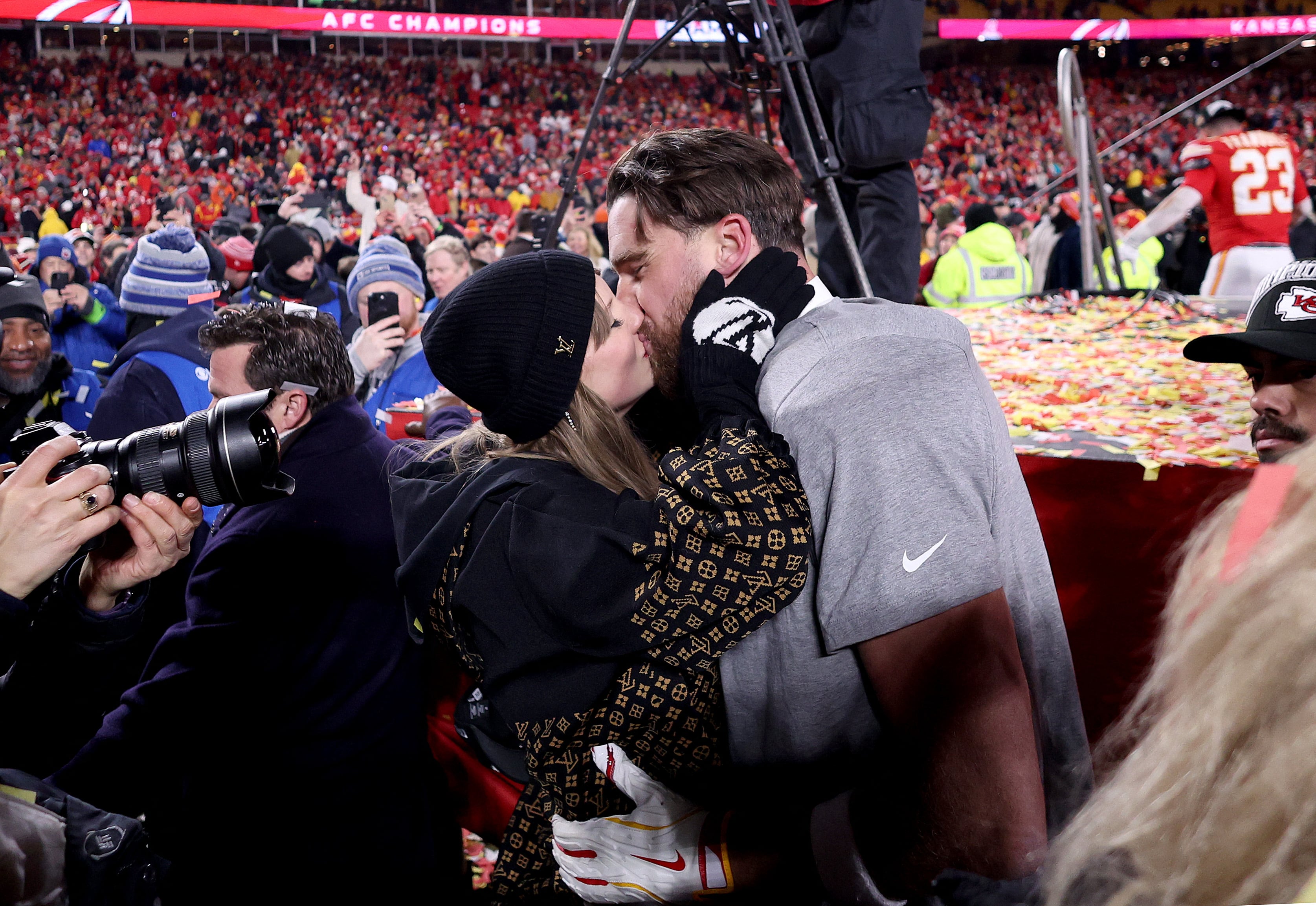 El beso de Taylor Swift y Travis Kelce ante en triunfo de los Kansas City Chiefs para su pase al Super Bowl 2025