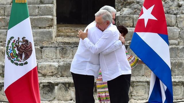 Miguel Díaz-Canel recibe la Orden Mexicana del Águila Azteca de manos de AMLO.