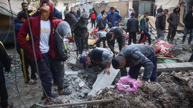 Personas revisan escombros tras bombardeos israelíes en Nuseirat, al centro de Gaza