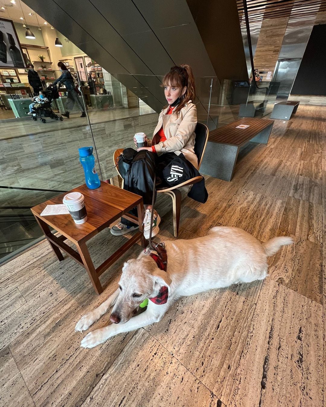 Natalia Téllez y su perro 'Güero'