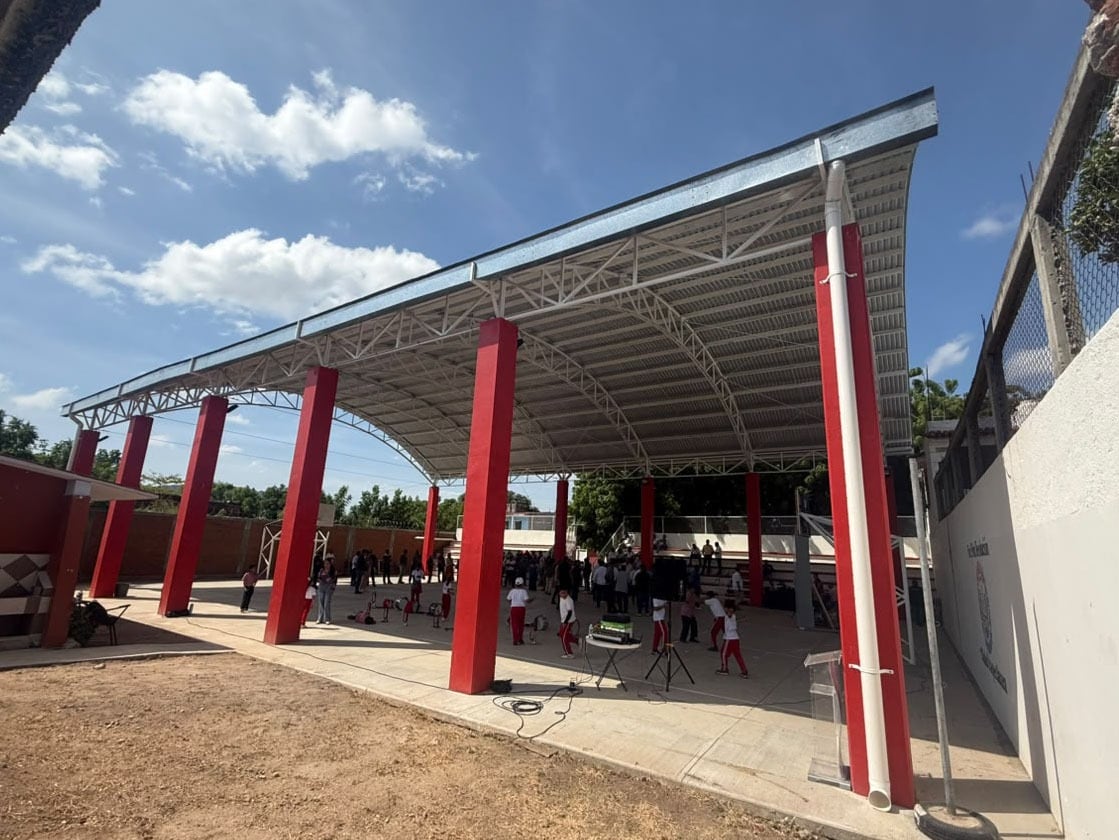 Salomón Jara entrega techado escolar.