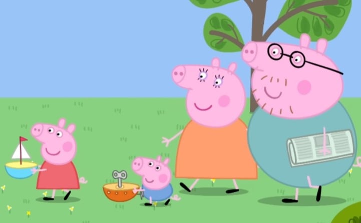 Papá Cerdito hace barcos de papel para Peppa Pig y sus amigos