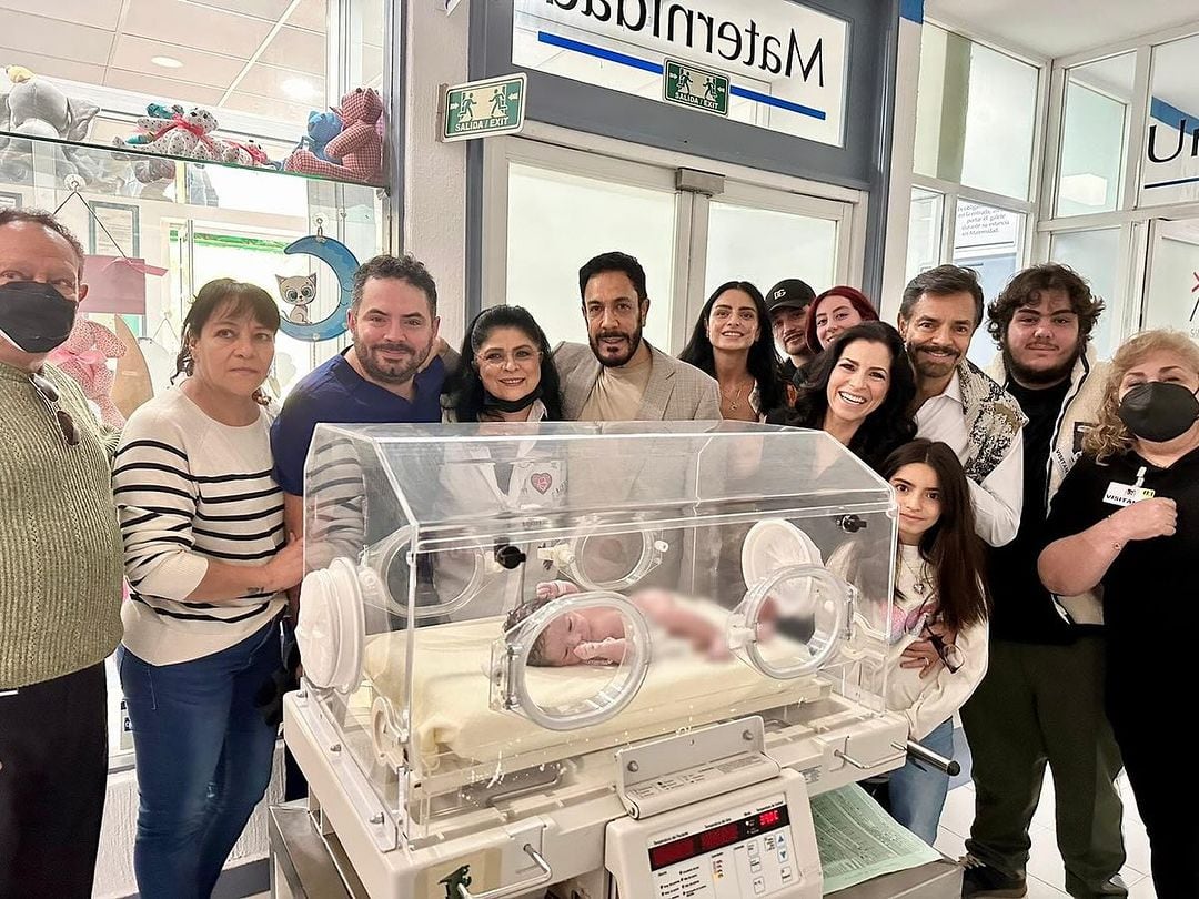 Foto del reencuentro entre Eugenio Derbez y Victoria Ruffo por el nacimiento de la hija de José Eduardo Derbez.