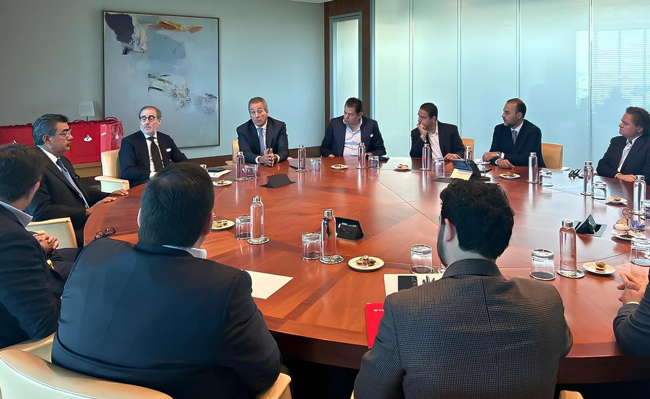 Sergio Salomón firma convenio con Banco Santander