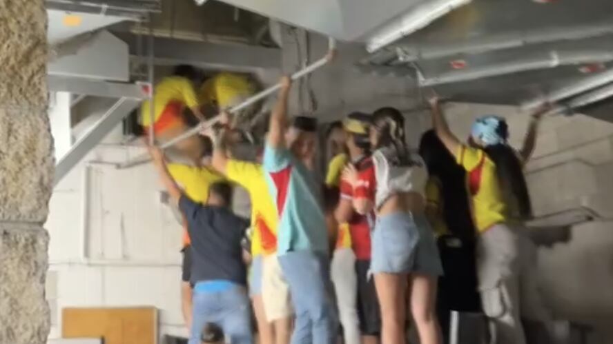 Captan a fans colombianos metiéndose al estadio hasta por el sistema de ventilación