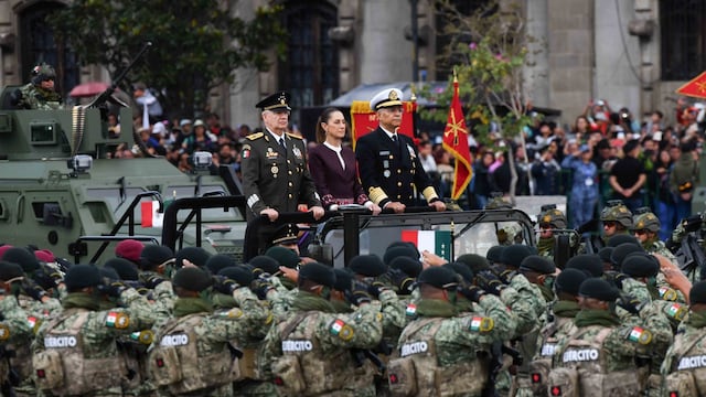 Claudia Sheinbaum, presidenta de México, durante el pase de revista de los continentes de las fuerzas armadas para el desfile cívico militar conmemorativo del 215 Aniversario de la Independencia en México