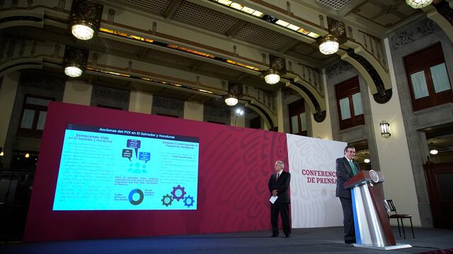 El presidente López Obrador atiende la exposición de su canciller, Marcelo Ebrard, en una conferencia de prensa celebrada este 14 de agosto en Palacio Nacional.