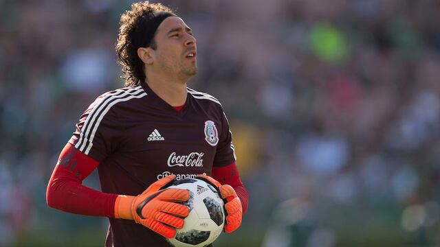 Ochoa calienta antes de juego con el Tri.