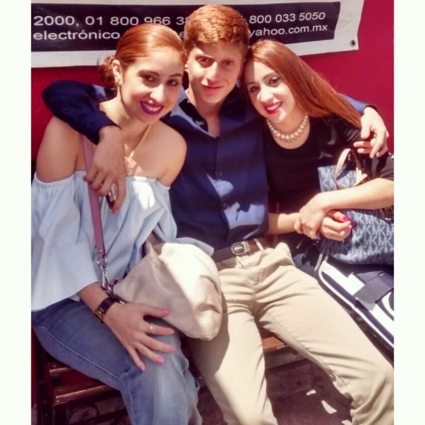Octavio Ocaña y sus hermanas Ana y Bertha Ocaña.