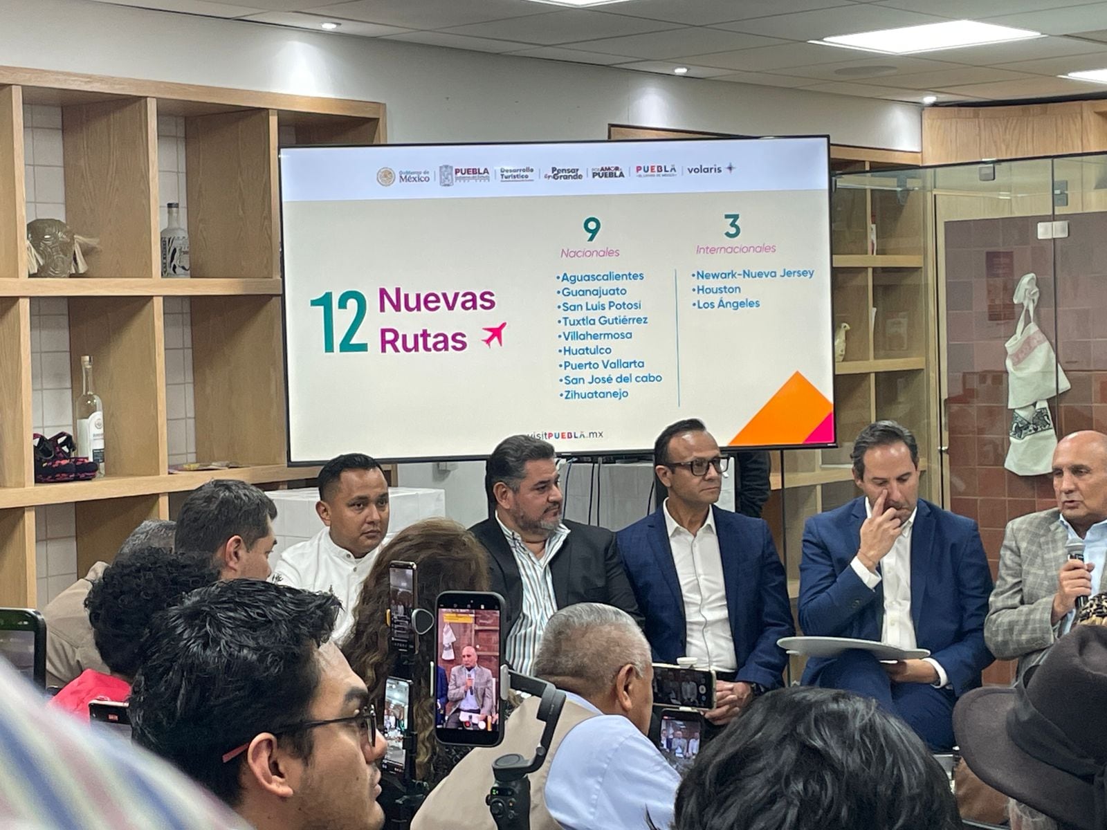 Gobierno de Puebla anuncia el Mundialito 2026 y 12 nuevas rutas aéreas.