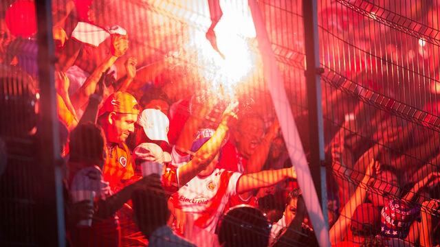 Los barristas de Veracruz encendieron Bengalas tras el gol de Esquivel.