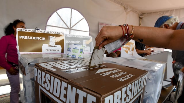 Ciudadanos formados en una de las casillas especiales instalada en Metepec