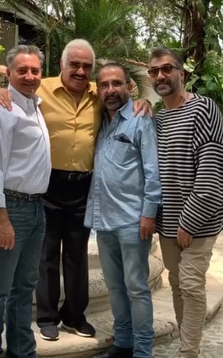 Vicente Fernández con sus hijos.