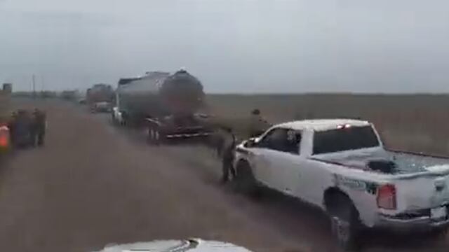 Detienen pipas con diésel en Tamaulipas y obligan a conductores a derramar carga en la carretera