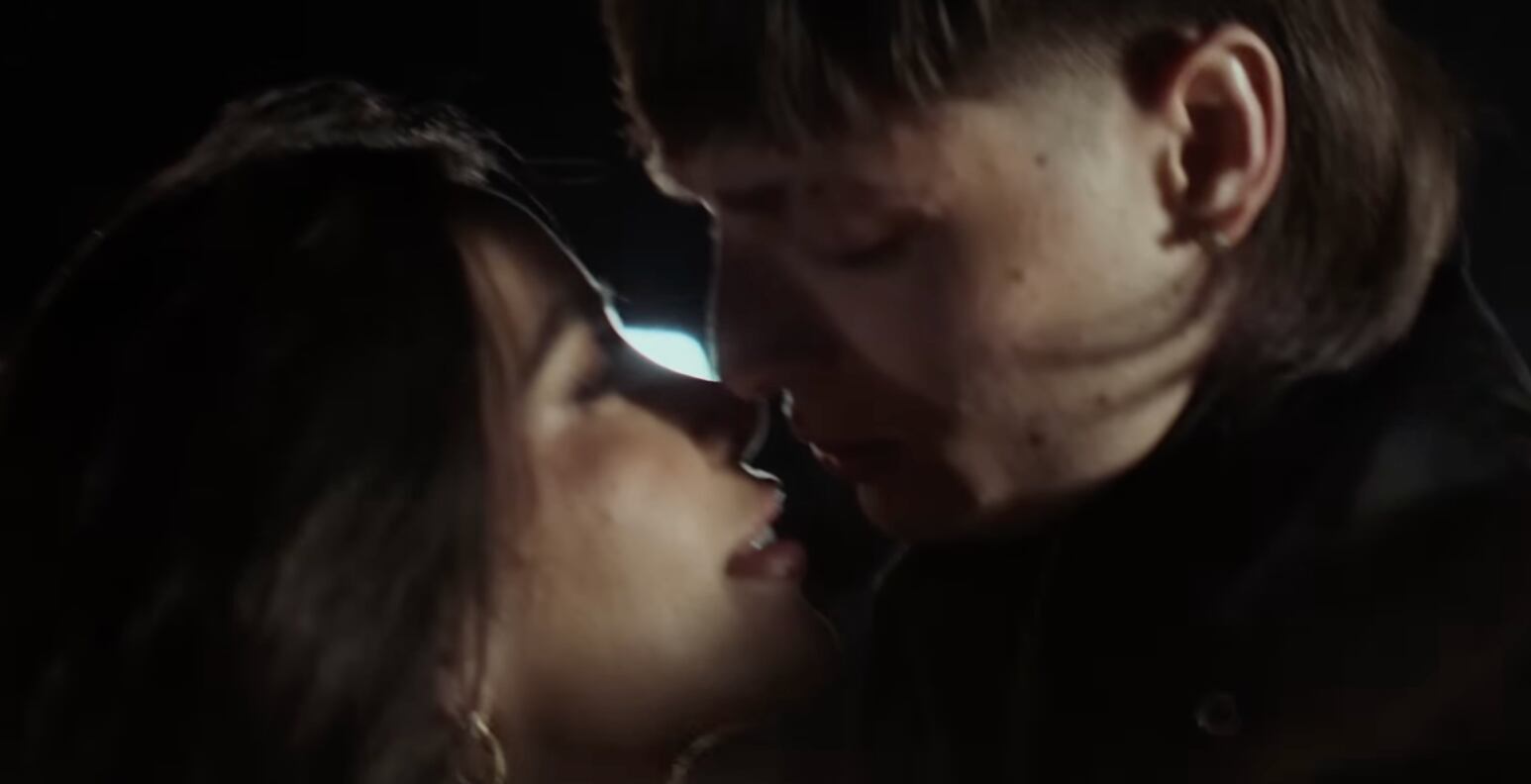 Peso Pluma y Dania Mendez en el video "Bye"