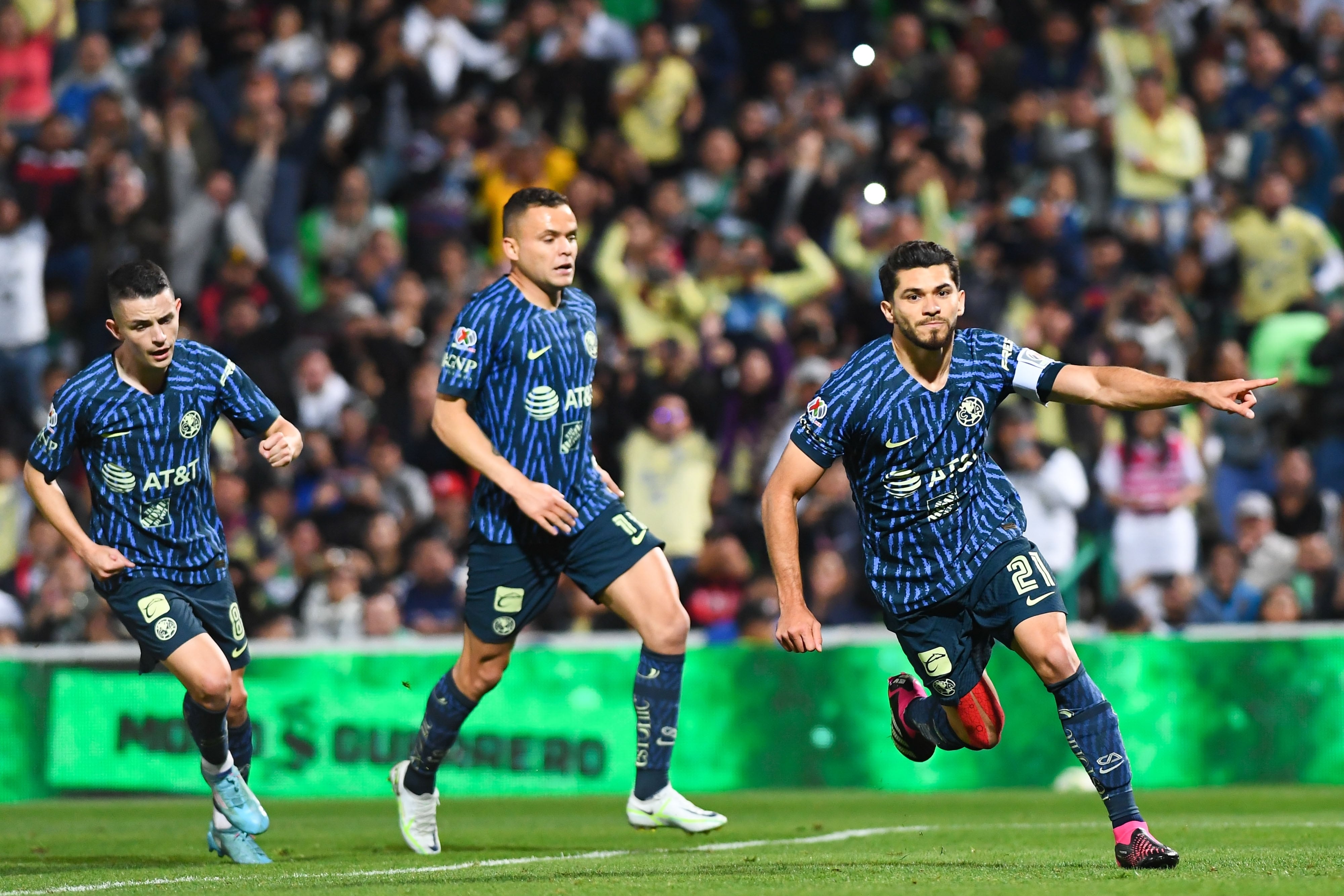 Henry Martín festeja su gol de penalti, pero el tiro se debió repetir.