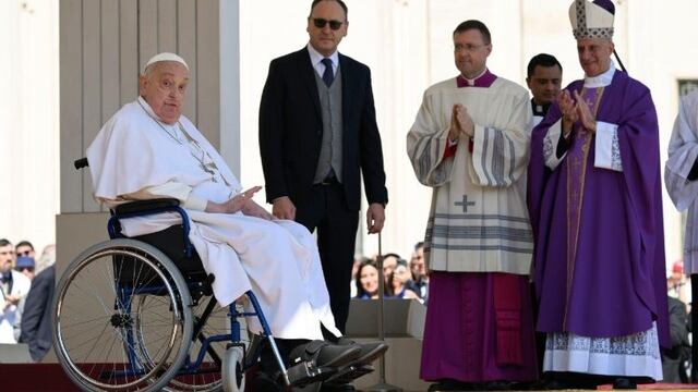 Papa Francisco reaparece en silla de ruedas