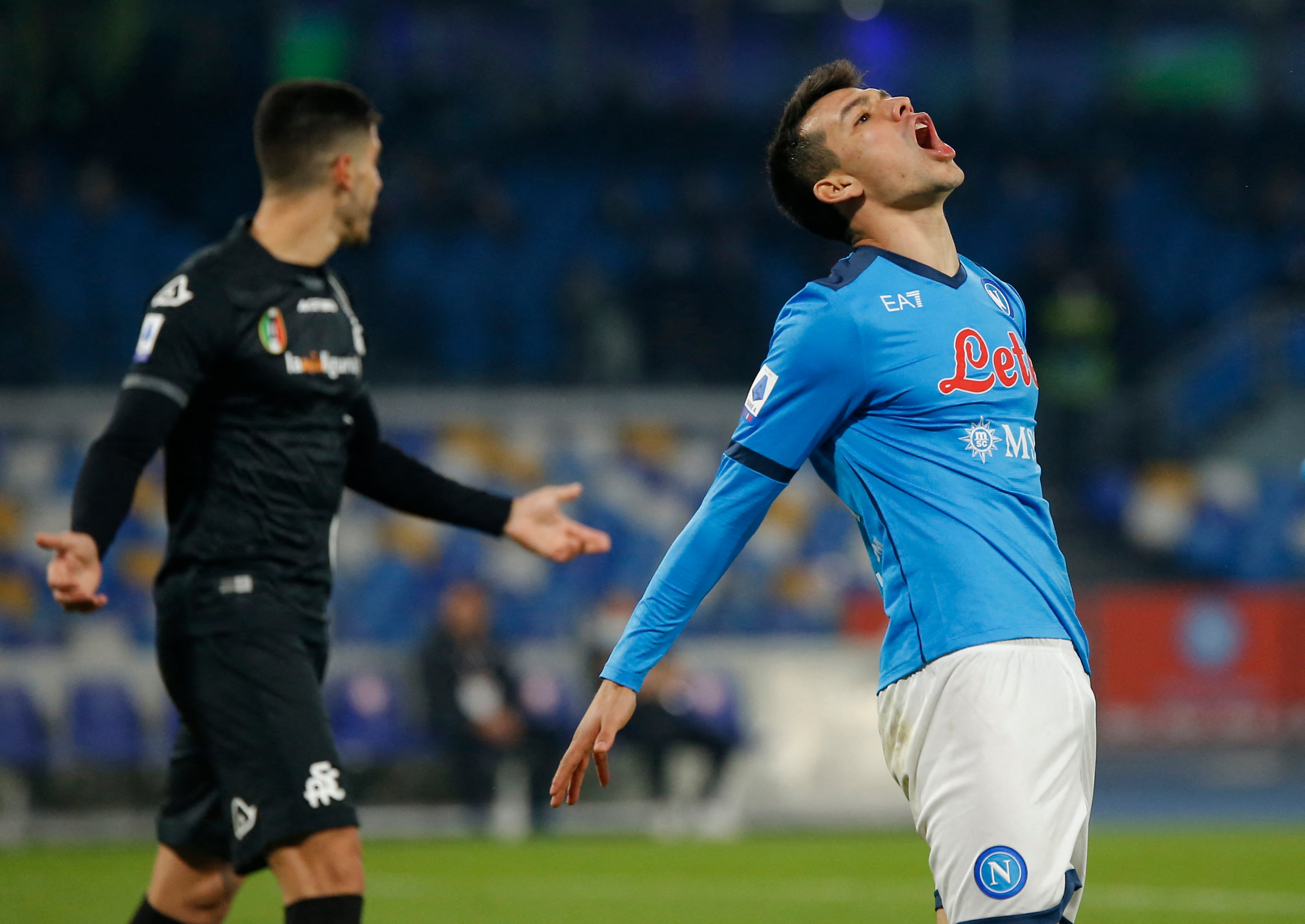 Chucky Lozano en un partido con la SSC Napoli