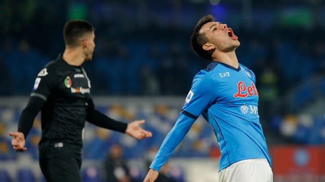 Chucky Lozano en un partido con la SSC Napoli
