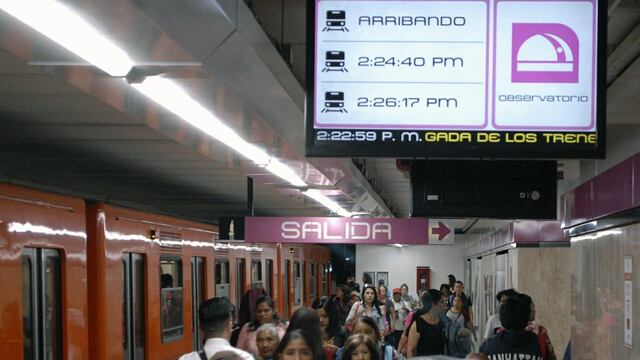 Monitores con la nueva plataforma de arribos estimados en tiempo real en el Metro de la Ciudad de México.