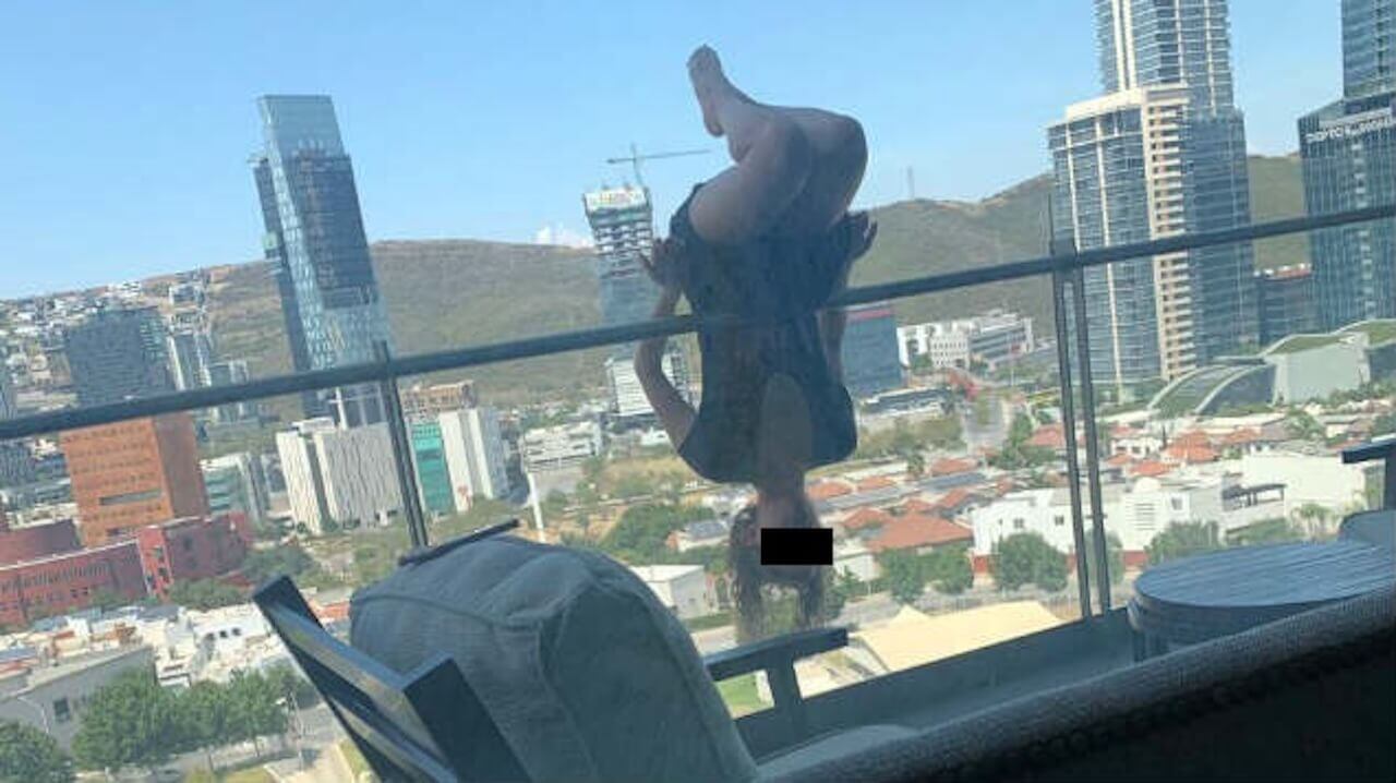 La afectada practicaba yoga de manera recurrente en su balcón.
