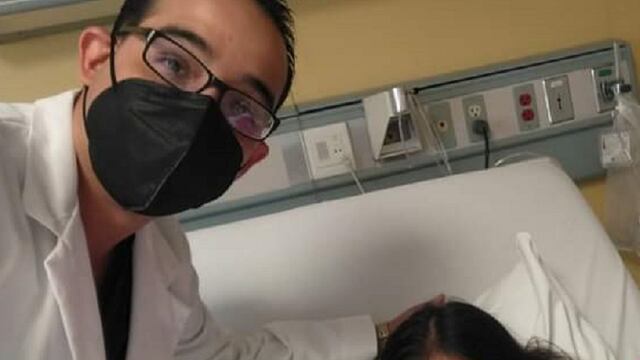 Médico aparece junto a niña
