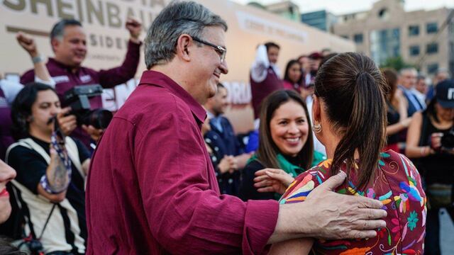 Claudia Sheinbaum saluda a Marcelo Ebrard momentos antes del inicio de su mitin