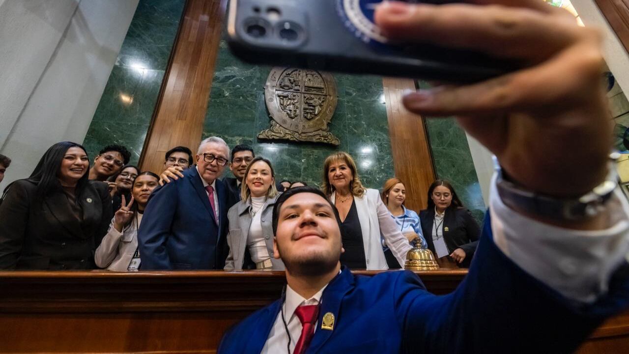Rubén Rocha instaló la Mesa Directiva del Parlamento Juvenil 2025