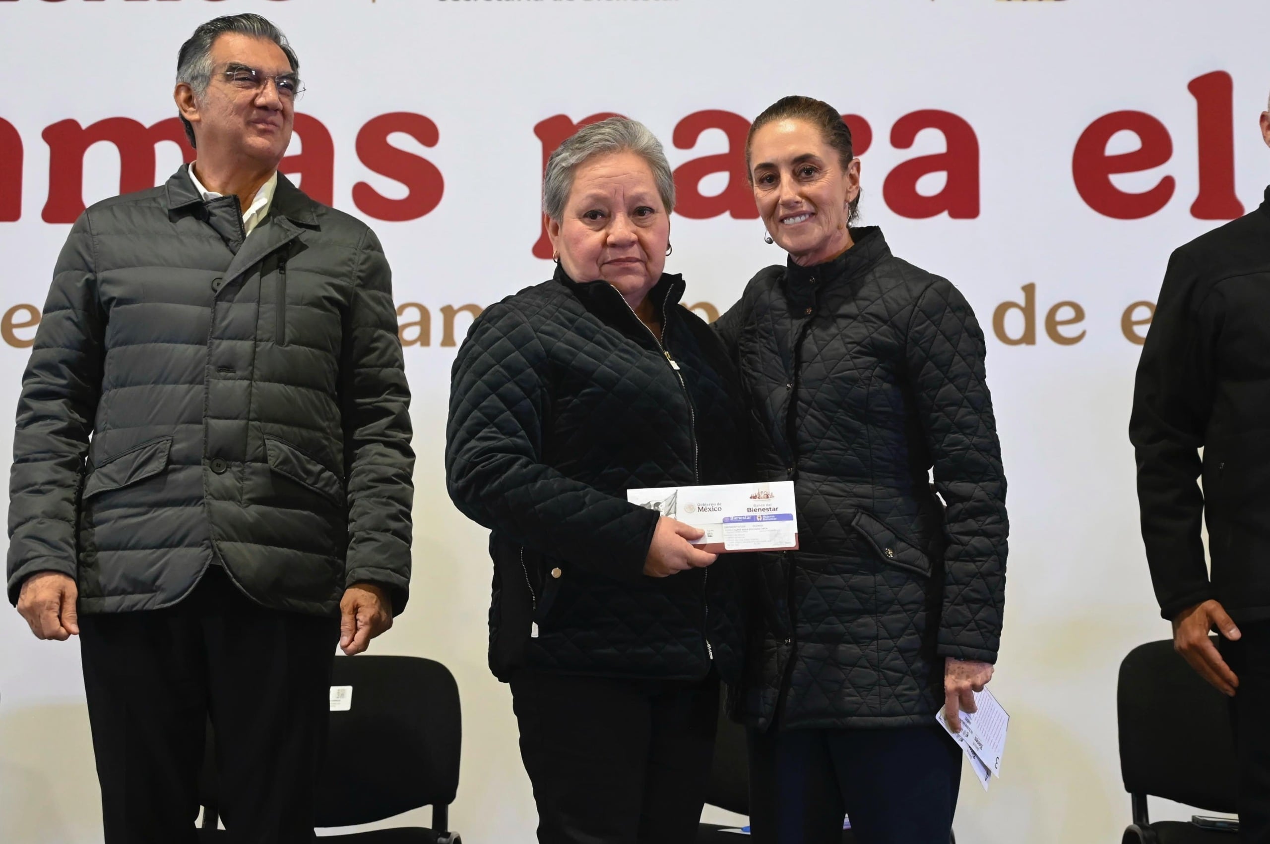 Claudia Sheinbaum encabeza presentación de nuevos programas sociales dirigidos a personas adultas mayores, particularmente mujeres.