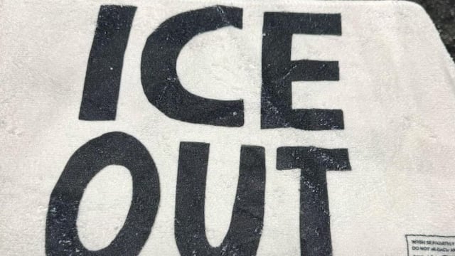 Toallas contra el ICE en el Super Bowl LX